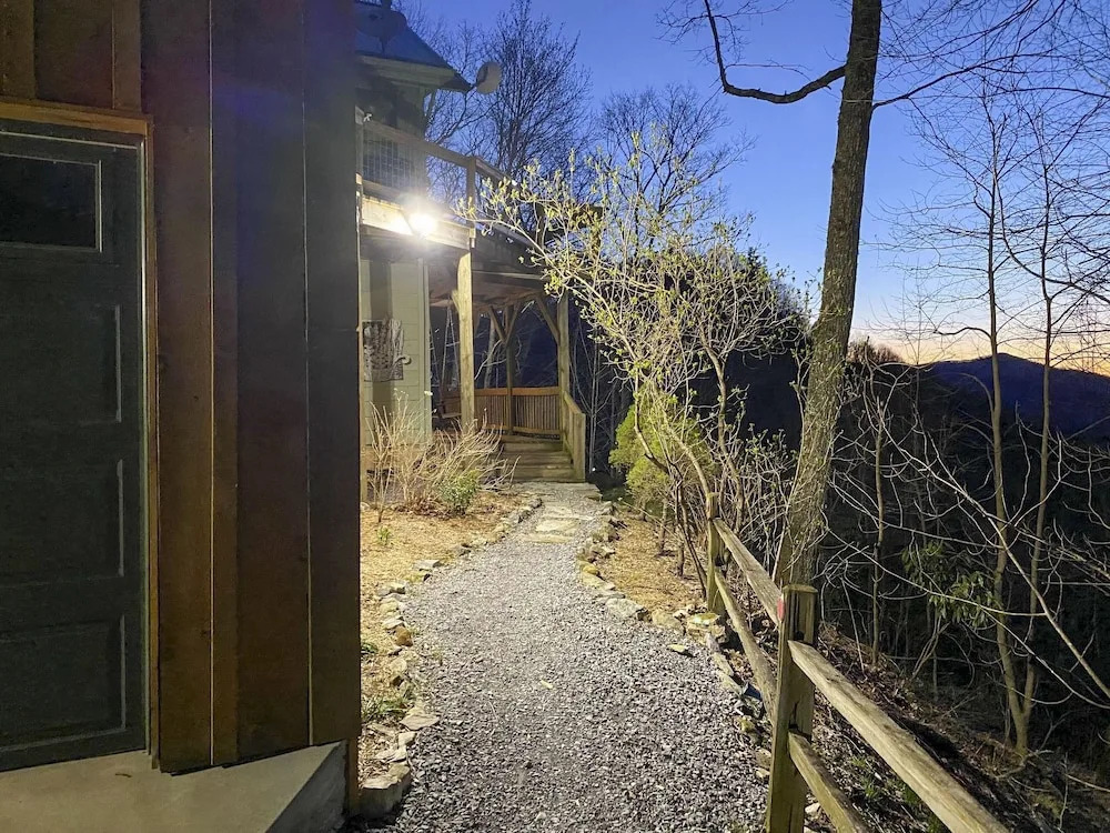 Serene 'mountain Mist' Retreat w/ Deck & Hot Tub!