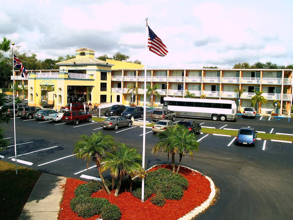 Howard Johnson by Wyndham Tropical Palms Kissimmee