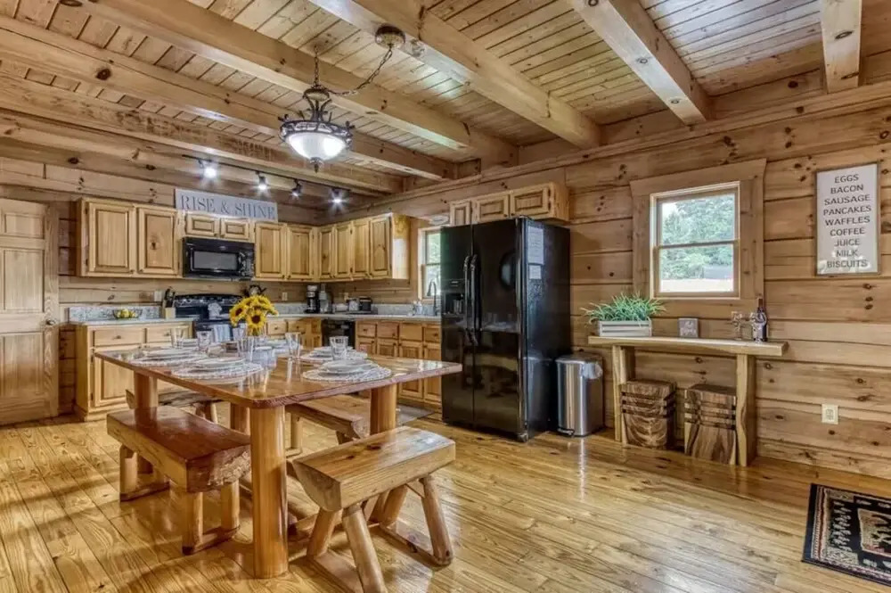 Pinewood Lodge by Beyond Expectations w Hot Tub