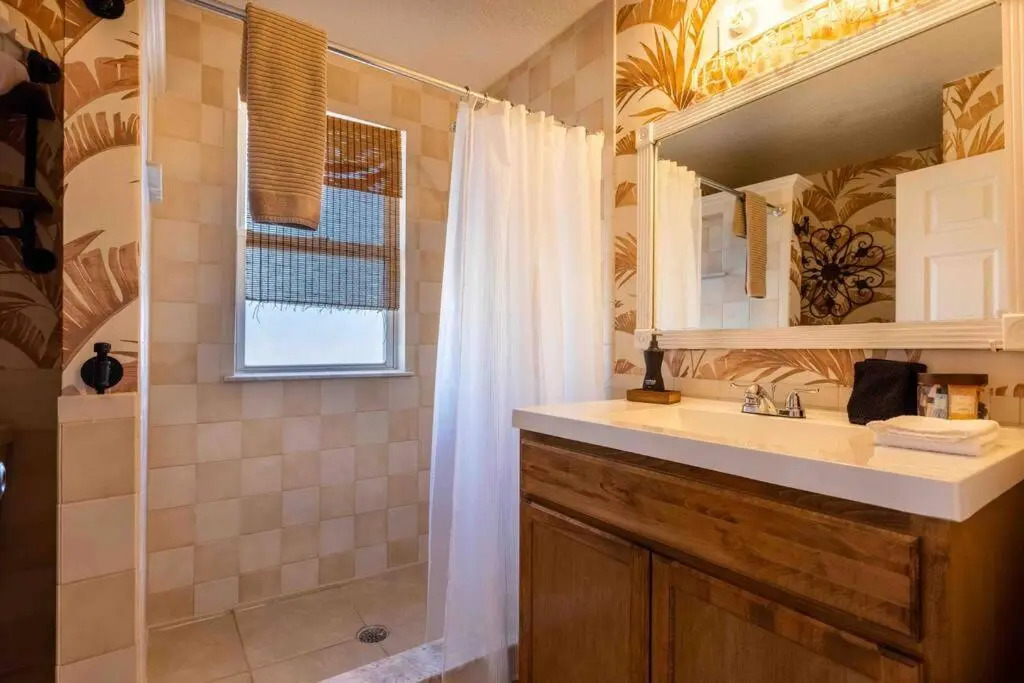 Highrise Bungalow - 2 blocks from Jax Beach!