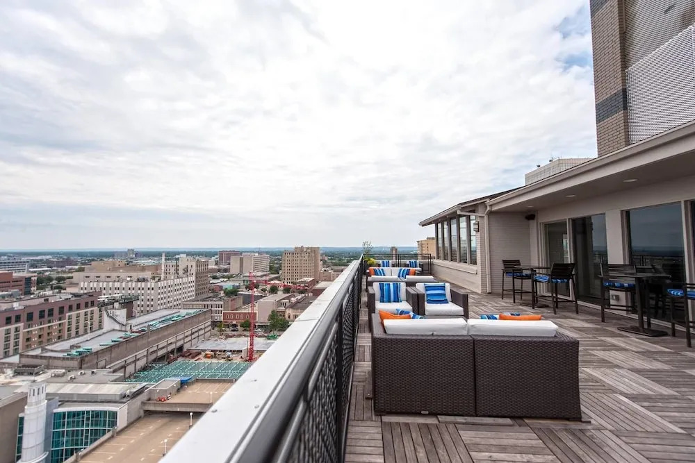 Walk Downtown! 1 Bed/1 Bath Near 4th St Live!