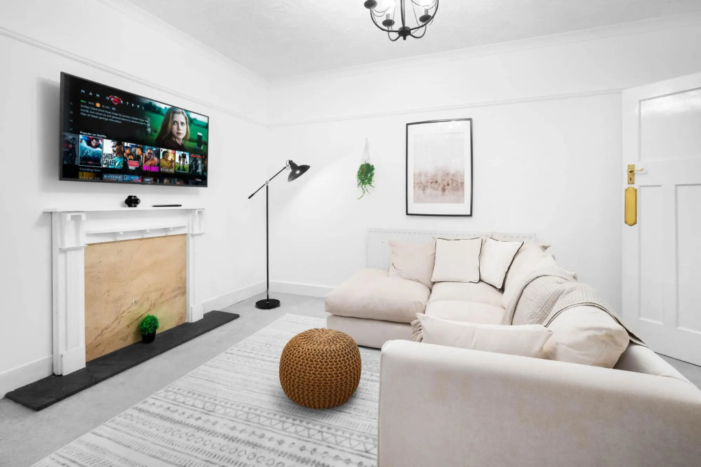 Spacious House With Garage and Garden South of Birmingham Centre