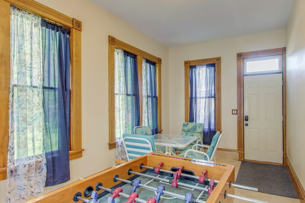 < 1 Mi to Downtown: Historic Dubuque Gem!