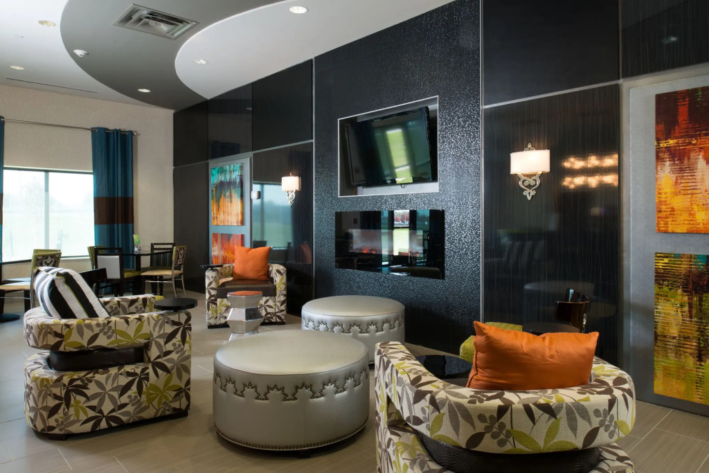 Holiday Inn Express and Suites Kansas City Airport by IHG