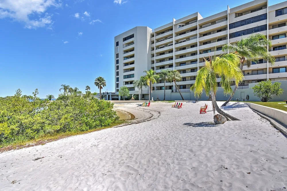 Relaxing Hudson Condo Steps From the Pool!