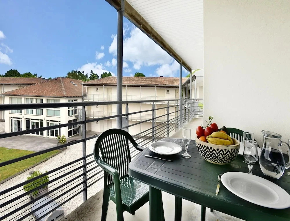 Spacious Stay for 6 in La Rochelle