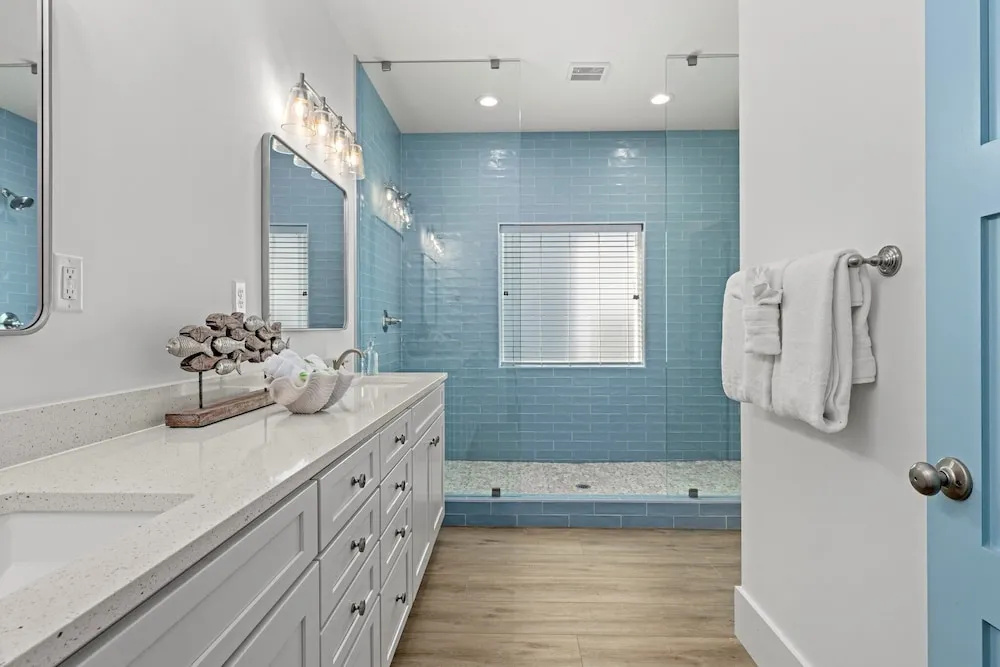 Spectacular 3br 4ba w/ Private Pool, 2 Min Walk to Beach - Sleeps 15!