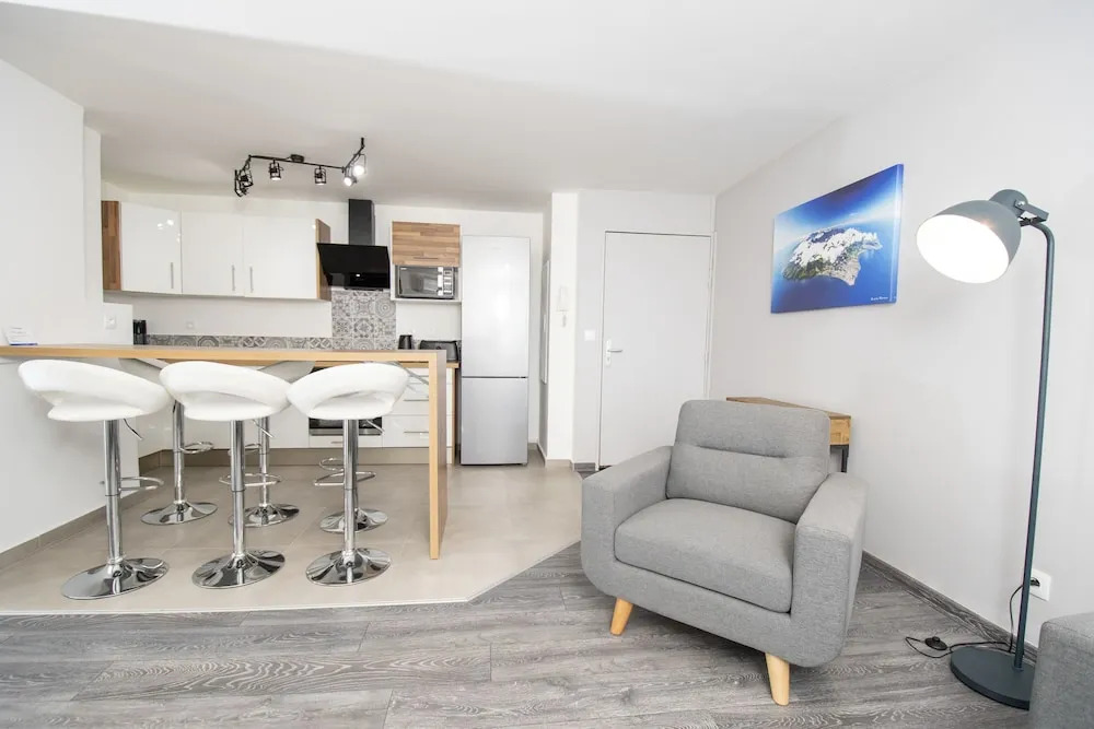 T4 CozyLodge 70m2 - Rénové – 10’ de l'aéroport