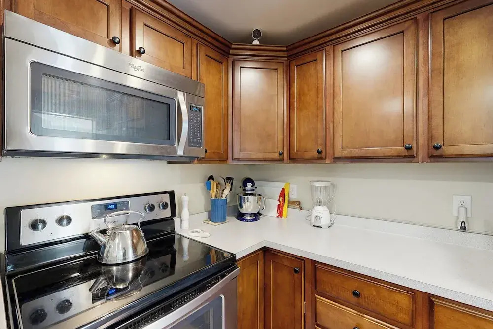 3BR House in Central Location w/ AC, Deck & Yard