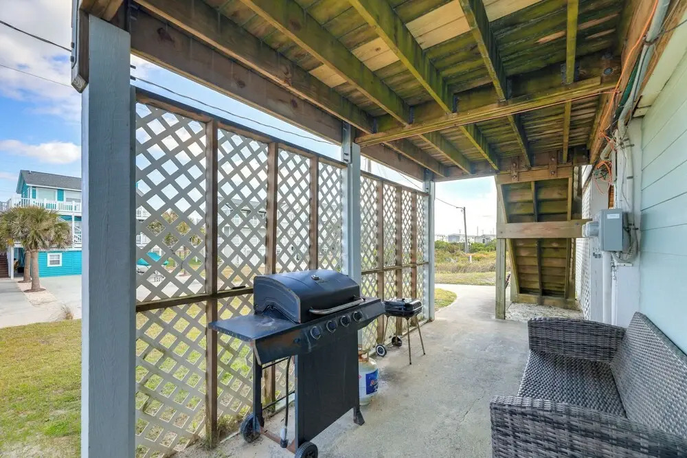 Beachfront Emerald Isle Vacation Rental with Deck!
