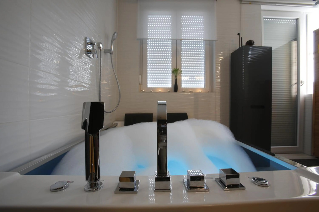 Apartment Wave -Luxury massage chair-Infrared Sauna, Rainfall shower, Parking with video surveillance, Entry with PIN 0 - 24h, Book without credit card