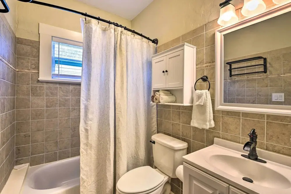 Bright Bradenton Retreat: 1 Mi to Downtown!