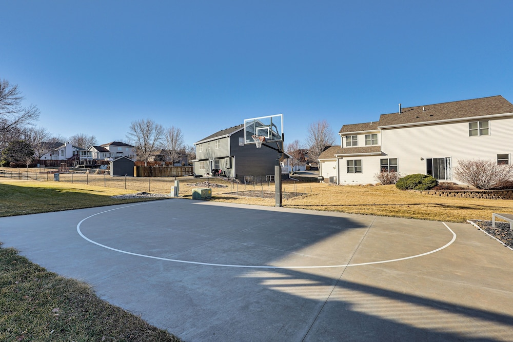 Spacious & Family Friendly! Lincoln Home w/ Deck