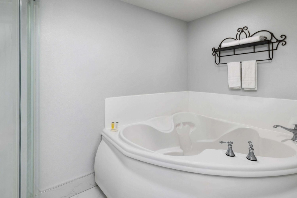 Red Lion Inn & Suites Lemoore