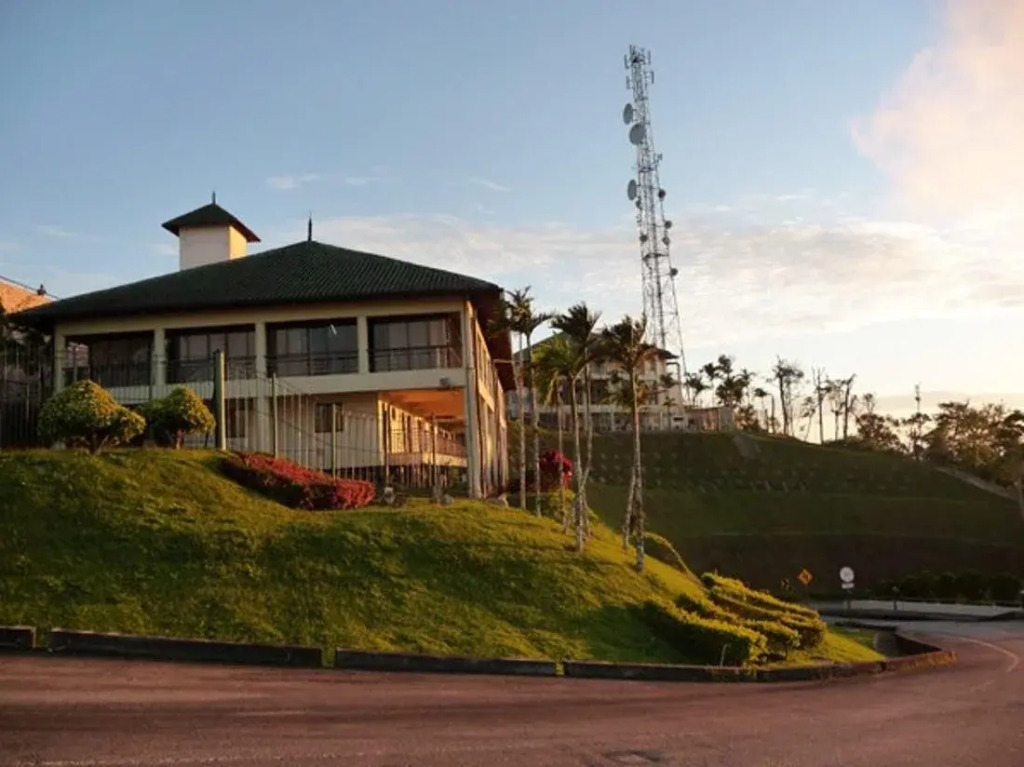 DCoconut Hill Resort