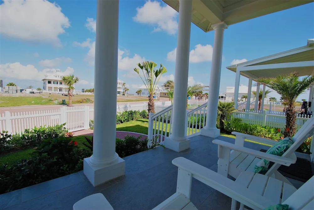 Seaglass Cottage - Private Home At The Shores 3 Bedroom Home by RedAwning