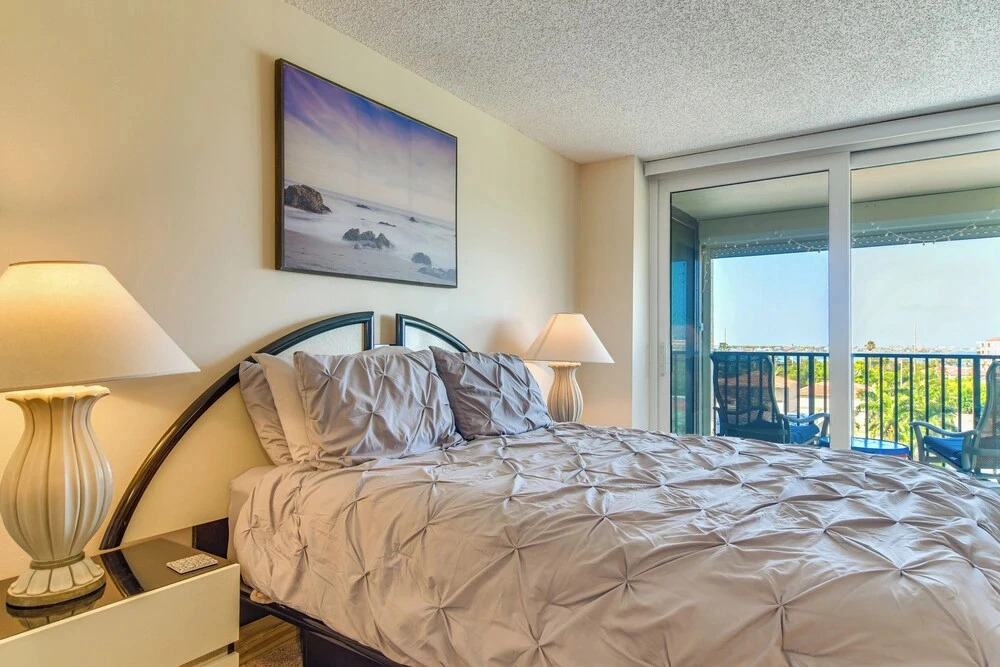 2 Mi to Beach! Bay-view Snowbird Haven in St Pete