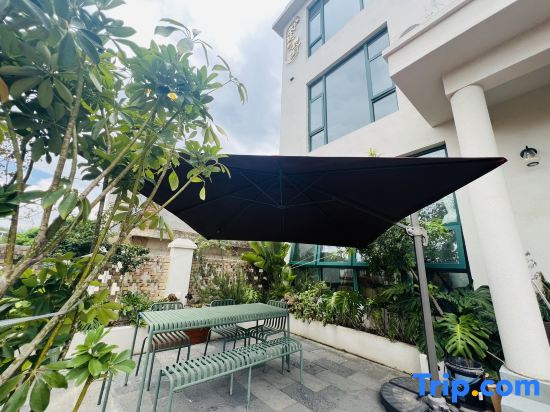 Chengting and Luna Inn in Fuxian Lake