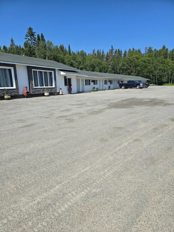 White Fang Motel