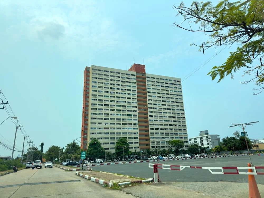 Stylish 1-bedroom Corner Condo Near Thepprasit Night Market -keha Condominium