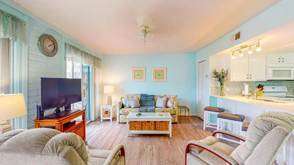 EC134 Newly Remodeled Ground Floor Condo, Boardwalk to Beach, Shared Pool and Grill