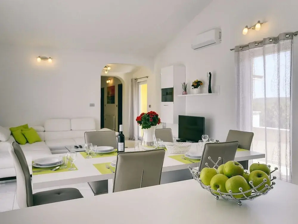 Apartment With Modern Decor and Spacious Garden, 3 km From the Beach