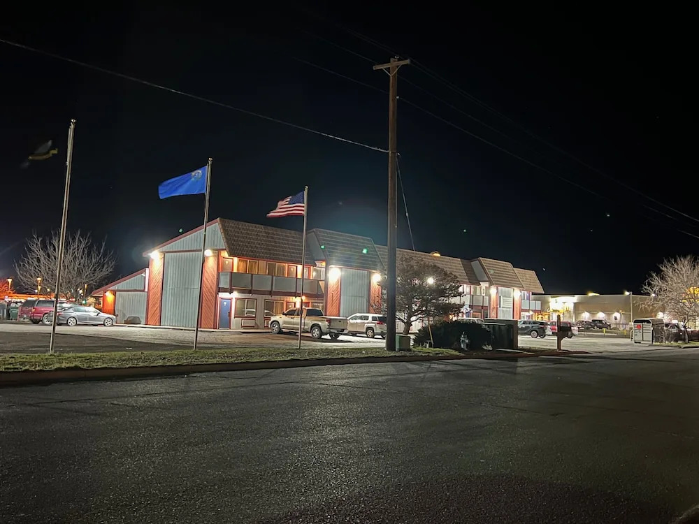 Oasis Inn and Suites
