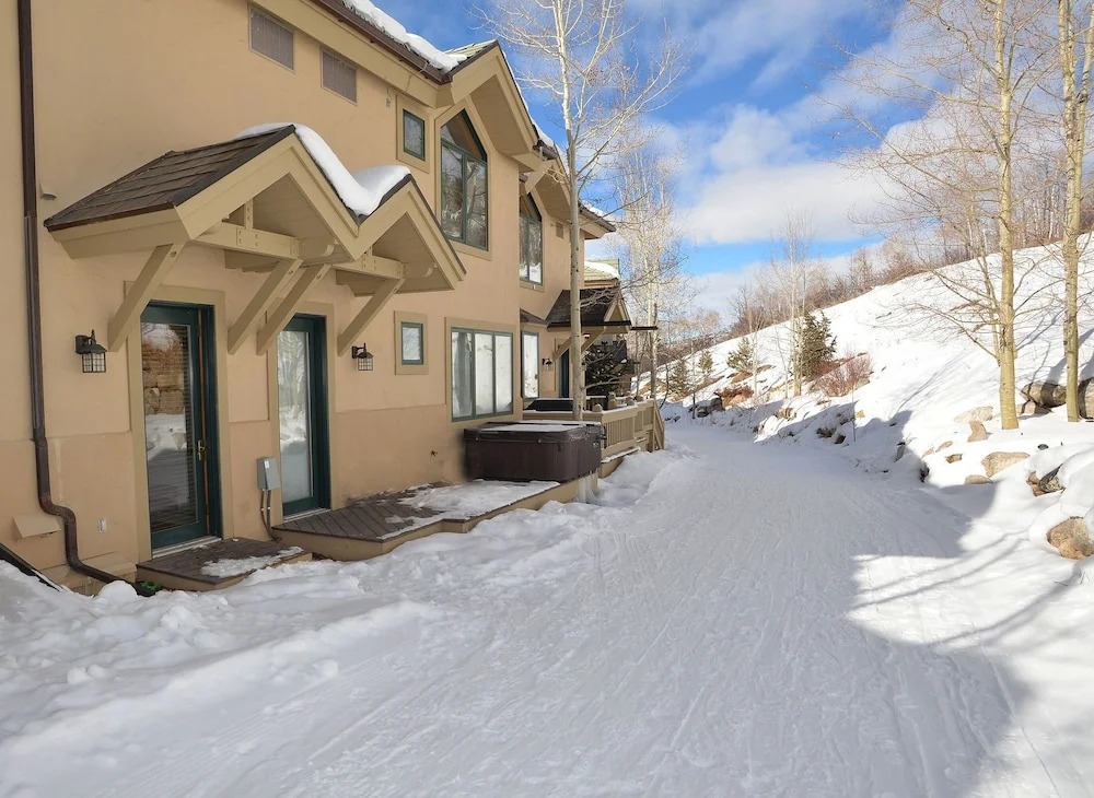 Ski In Ski Out Townhome in Rocky Mountain Access to Elkhorn Chairlift by RedAwning