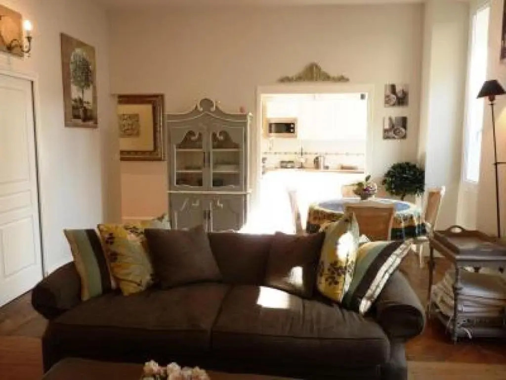 Beautifully decorated two bedroom apartment in the heart of Cannes five minutes walk from Palais 409
