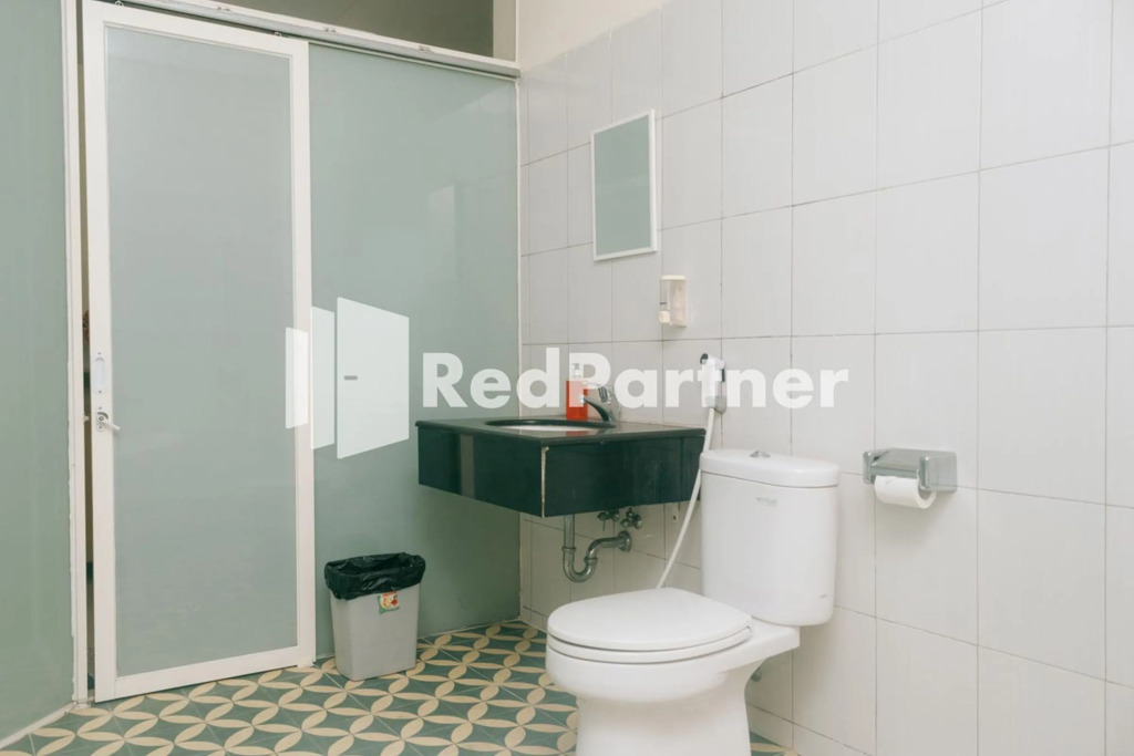 Pits Hotel RedPartner near Atom Mall