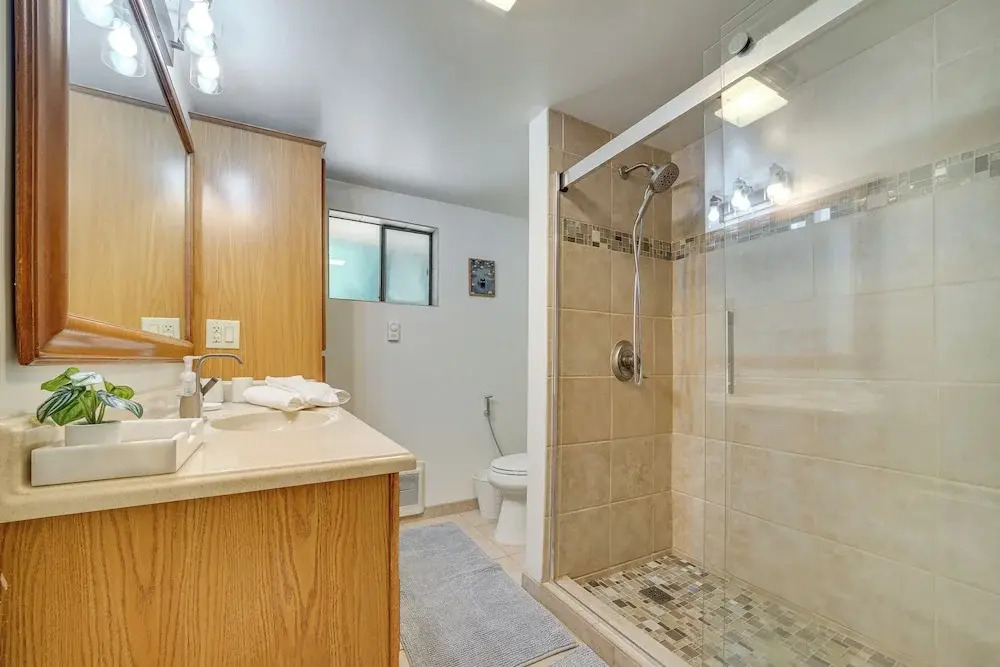 1/2 Mi to Yarrow Bay: Family Home in Kirkland