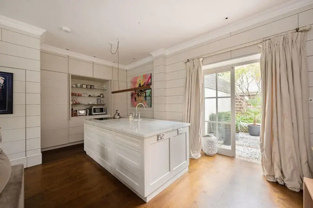 3-bed Home w Private Parking Fairytale Garden