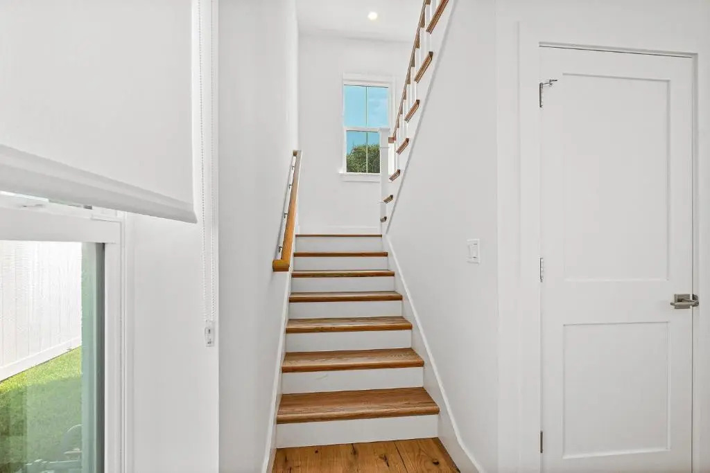 Endless Summer Oasis- Luxury 5br, heated pool, elevator, steps to ocean!
