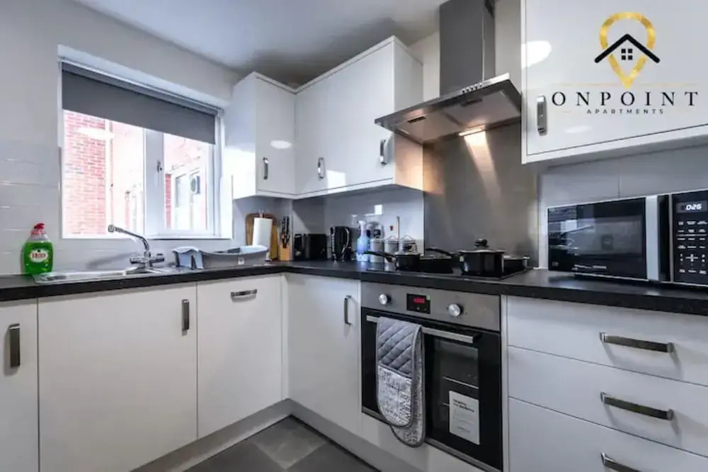 ✰OnPoint - Spacious 2 Bed Apt - FREE Parking✰