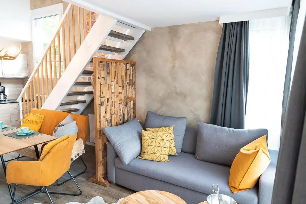 VIP Deluxe 107qm auf zwei Etagen 1 Dopplezimmer EG 1 Doppelzimmer auf der Galerie sowie 2 Badezimmer und komplette Küche mit Mikrowelle und Backofen Ideal für 1 bis 6 Gäste Direkter Blick auf Garten und Bergblick Alles nur nicht 0815