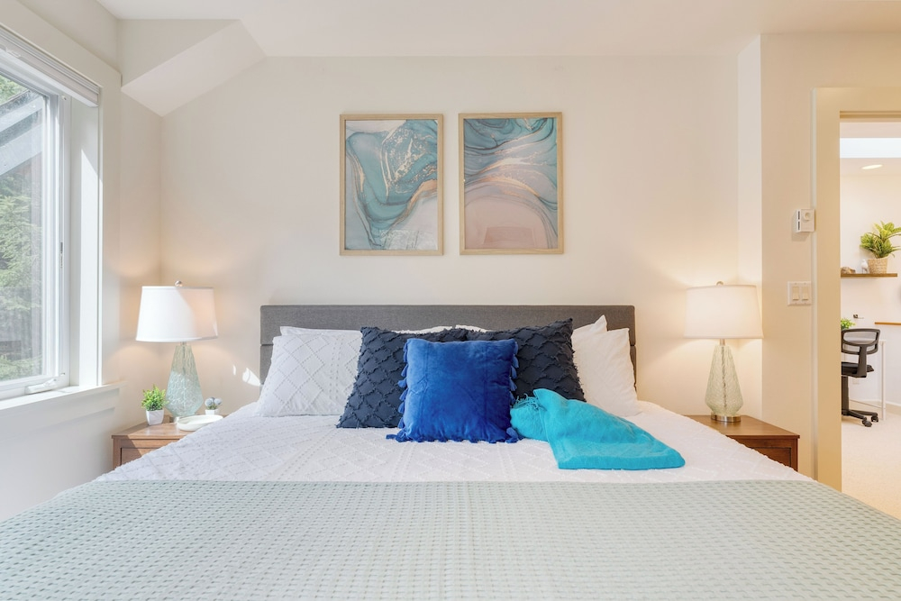 Walk to Beach + Relax in Hot Tub + Dine on the Deck Loli's Place by Avantstay