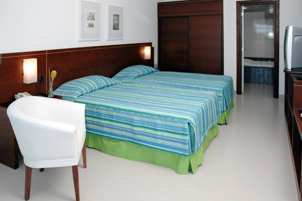 Bahia Plaza Hotel - Praia de Busca Vida - 8Km Aeroporto Salvador
