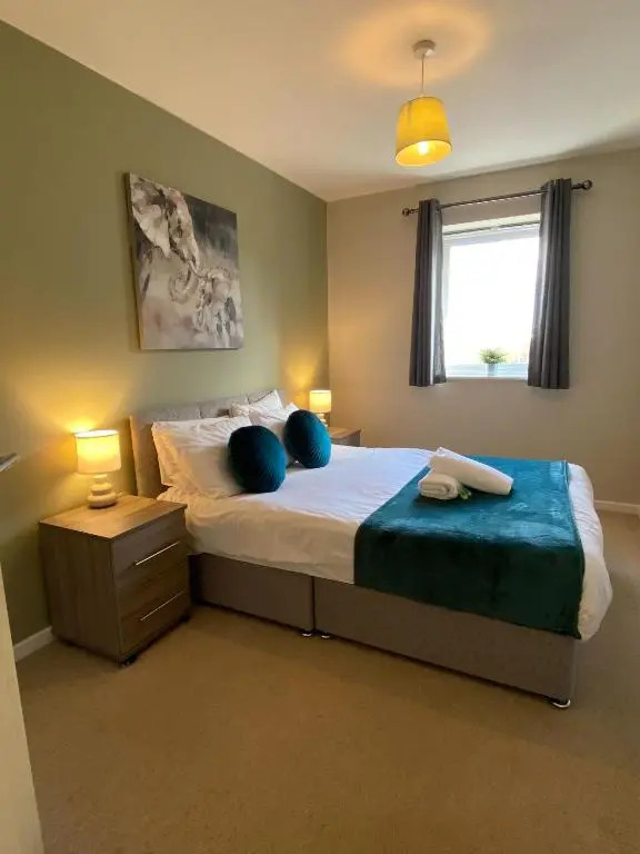 Modern Two Bedroom Apartment with Free Parking, Wifi and Netflix by HP Accommodation