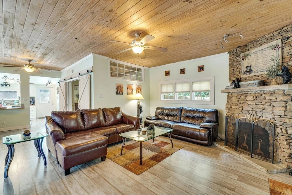 Hot Tub, Trails, Views! Little River Retreat