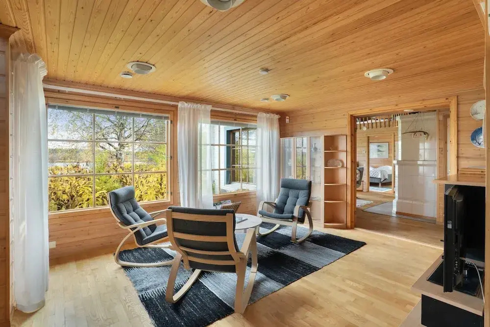 Cozy 3BR Riverside House with Sauna