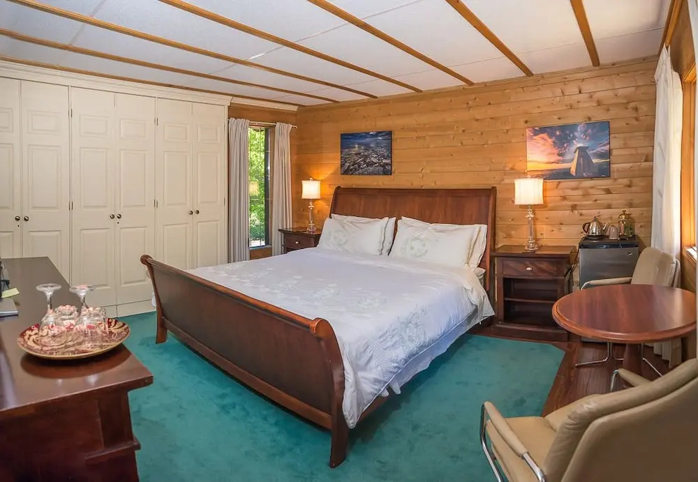 Cedarwood Lodge