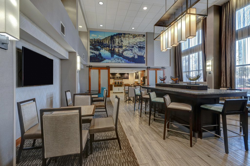 Hampton Inn & Suites Tulare