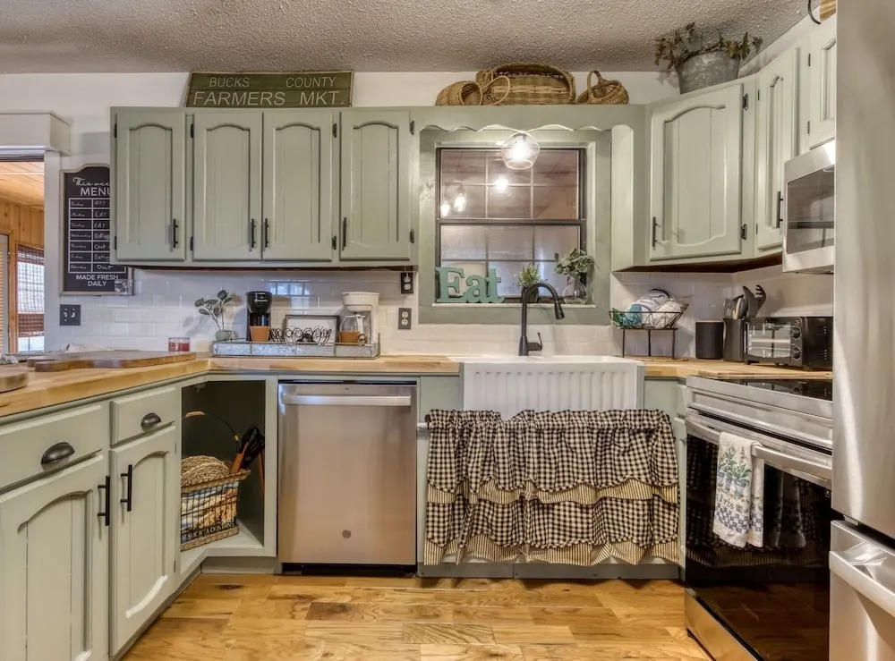 Farmhouse Cottage - Close To Tanger Outlets And Pigeon Forge! 3 Bedroom Home by RedAwning