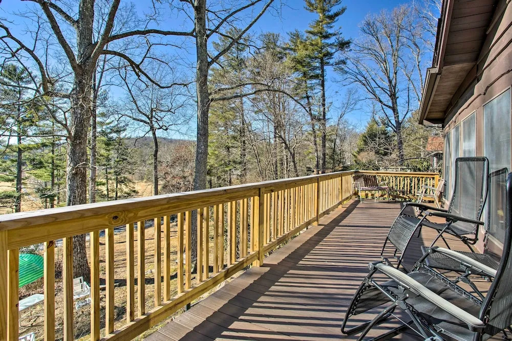 Dog-friendly Hendersonville Cabin: Deck & Views