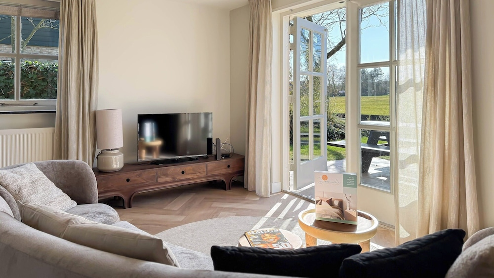 Villa With Expansive Sunny Garden