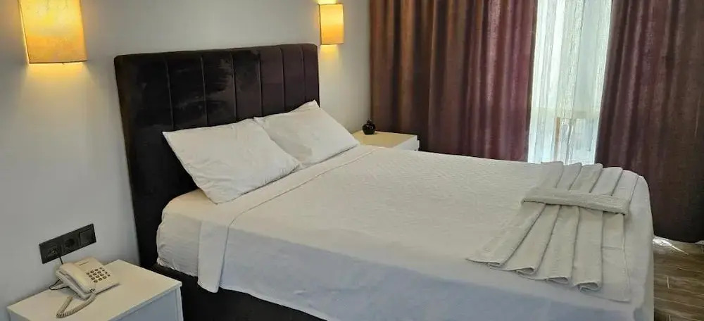 Li̇mi̇s Otel