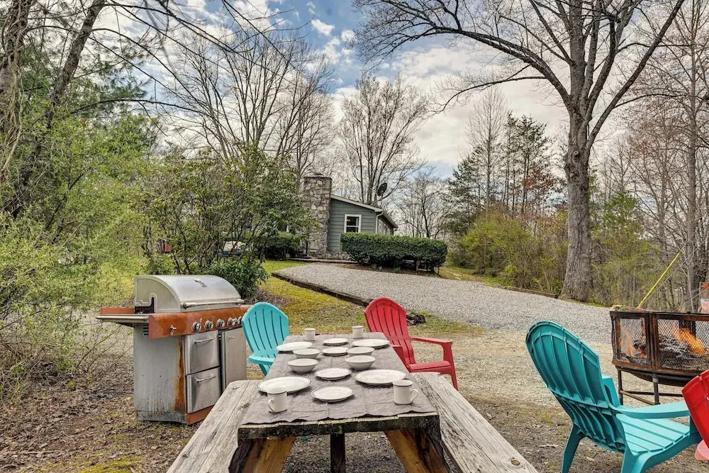 Ski & hike/Shared Hot tub: Cozy Whittier Retreat