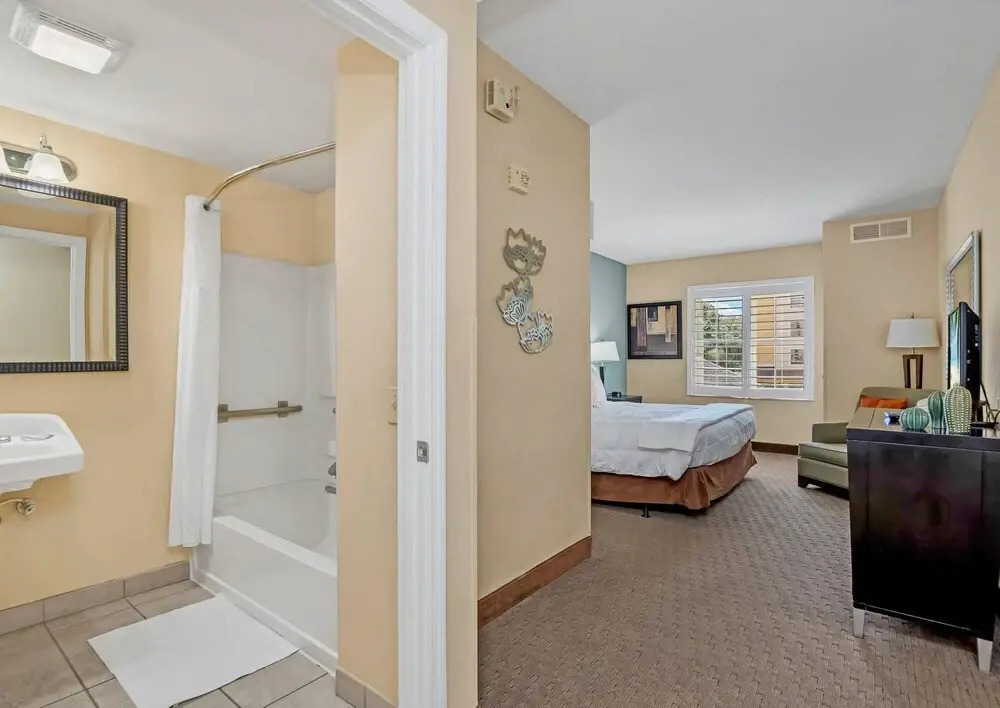 Near Disney - 1BR Executive Suite With King Bed - Pool and Hot Tub