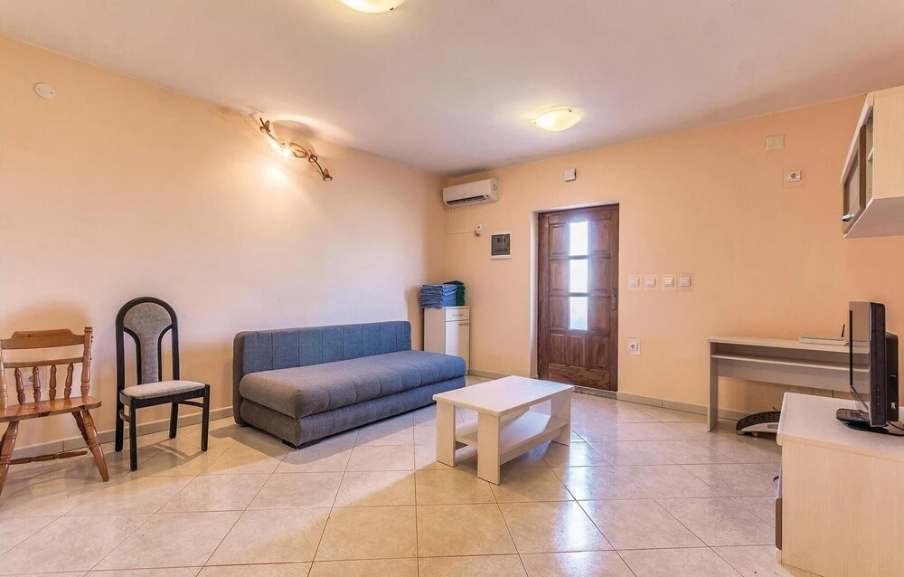 Stunning Home In Bratulici