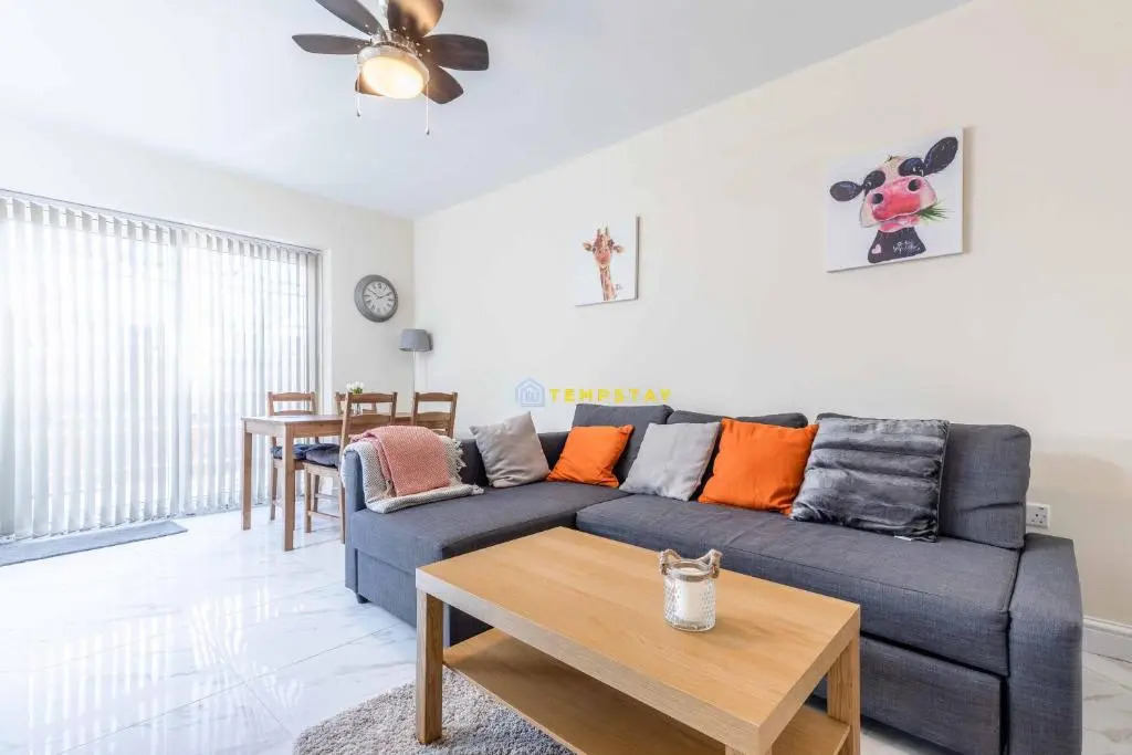 2 BED Modern apartment. Close to station & PARKING